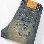 顶级版本 颜色：水洗蓝 码数M Xxl 春夏Lv 新品时尚原单牛仔裤采用进口高档洗水牛仔面料，奢华品牌字母Logo设计 上身随意舒服！收口搭配无束缚感！海外欧洲