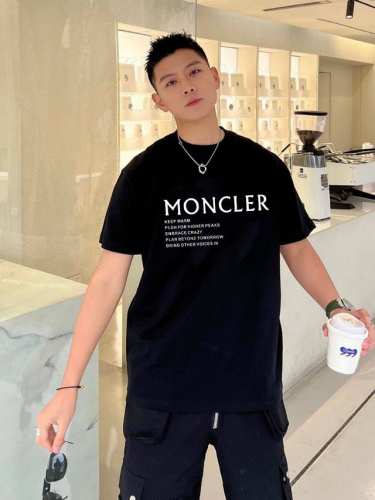 蒙口 Moncler 品牌潮流Logo印花短袖T恤 采用客供定制双股纯棉面料 上身极致舒适透气 标志性Logo元素为单品增添设计感 营造出简约大气风格 上身穿搭