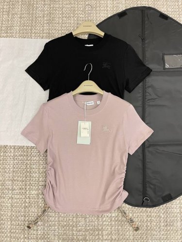 burbe’Ry25Ss新品系列 侧腰格纹抽绳飘带战马刺绣短袖T恤 Yb一比一开发 最高版本发售 胸前B家标志性战马立体刺绣 两侧腰部抽绳可调节格纹飘带设计 很