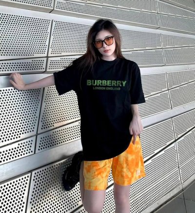 Burberry 巴宝莉字母短袖 上身图