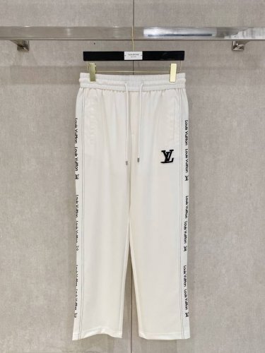Lv# 2025 铜氨丝莫代尔空气层春夏休闲裤子 美学的焕新诠释,演绎浓郁的格调型时尚风范,细节感和设计感强悍.经典品牌标识做为色彩搭配,演绎经典的品牌时尚,为