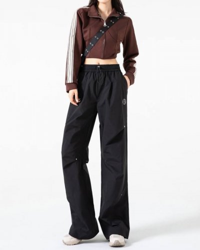 露露Lululemon新款松紧铆钉裤子 不仅拥有高级感，还有气质和垂感的流畅线条。宽松的阔腿设计，让你的双腿得到充分的休息，让你的穿搭更加自由随性，更加时尚潮流