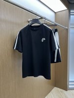 爆款 套 Lv 高端定制 2025春夏新款首发专柜最新款短袖短裤休闲套装 高端订制 设计前卫时尚！品牌Logo重工艺设计 高端定制纯棉面料.手感柔软.穿着舒适.