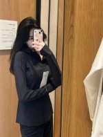 黑色 Lululemon皮肤衣防晒衣袖口Logo字母 Mist Over 不易被水沾湿的面料，就算下雨也不会影响跑步和徒步计划出太阳以后，还可以防晒。又或者收纳