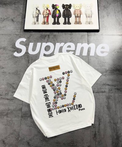 Lv 25春季秀场限定笑脸Logo浮雕短袖T恤短袖系列 专柜款复古情侣 印花短袖T落肩袖 重磅280G精梳棉材质 透气舒适 版型宽松 进口外贸级专柜印花，随意搓