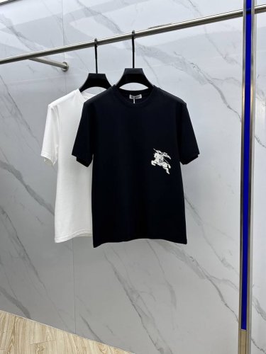 burberry*巴宝莉 2025春夏新品上市时尚经典圆领短袖时尚单品设计，更加时尚舒适，高标准定制，上身非常有型，胸前品牌Logo 客供辅料，客供进口高档面料