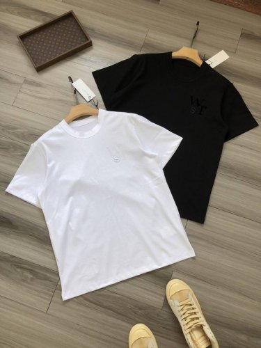 sacai X Wtaps 联名款 Ss25 字母Logo植绒印花 S刺绣 男女款圆领短袖半袖T恤. 颜色：白色 黑色. 尺码：S M L Xl. 材质：原版定