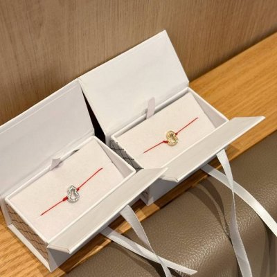 Redline葫芦手绳 藏着满满的美好寓意与好运象征 以葫芦造型承载着 福禄双收 的美好愿景 不仅是腕间精致点缀 更是好运与美好的随身守护 快来选择你的心动色