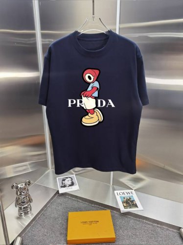 pra普拉达 25Ss 大师亲手设计潮牌新品印花圆领短袖T恤 春夏最新砖柜同步 Os落肩版型 300克重全棉 时尚又个性 超级百搭好看的一款 男女都非常合适 人