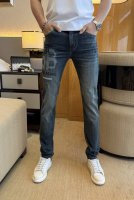 巴黎世家 2025Ss蛇年春夏贺岁款牛仔裤。原单1:1制作，日常必备的完美之选，简单大气亦时尚有型，定制进口丹宁面料 ，重工洗水工艺，做工复杂工艺精湛。轻松迎合