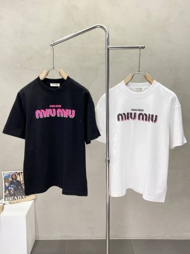 Miumiu缪缪独家专供新款原单男士休闲短袖 高端定制 高端版本 时尚百搭爆款进口面料 手感超柔软细腻 穿着亲肤舒适 高端精品 代工厂p精细做工 上身非常赞 男