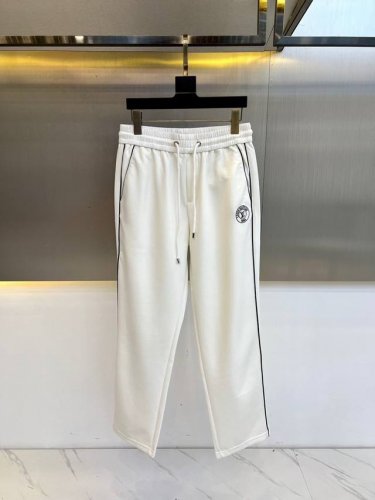 lv、25Ss春夏新款运动休闲直筒抽绳卫裤。100%纯棉整体的触感极为舒适，亲肤效果高级，这种单品注定了就是为穿搭所生，完美的符合各种穿搭的所需。裤身前幅标志性