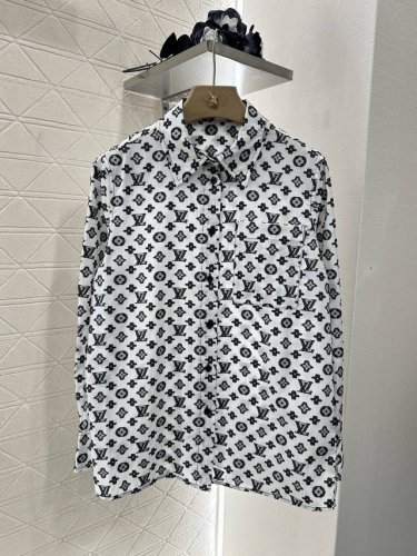 Louis Vuitto*2025新品上架 提花廓形衬衫短裤套装 衬衣采用提花斜纹稠材质 质感垂顺舒适 正肩翻领衬衣 通体满印提花字母图案 老钱松弛感满满 上衣