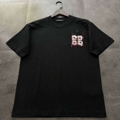 爆款推荐 Givenchy纪梵希2025新款字母印花手绘短袖T恤 高版本高品质原版面料 网红明星同款 定制32支双纱280克重棉 字母手绘印花+甩浆工艺 手感非