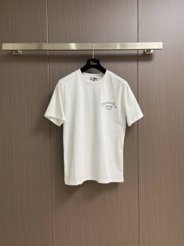 dior 字母印花短袖T恤 采用百分百进口纯棉面料 整体走线平直细腻 面料舒适柔软 颜色一致无色差 能与同款搭配营造时尚造型 驾驭各种场合 定制辅料 三标齐全