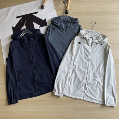 主图 夏季防晒服Descente 迪桑特 三色男女子梭织透气薄款运动连帽外套皮肤衣 功能性梭织运动上衣采用优质拉伸性面料 搭配动态裁剪版型 贴合肩部、手臂等关节
