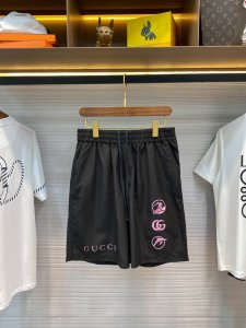 Gu25Ss春夏新款经纬弹塑缎面抽绳短裤 男士粉色海豚标识印花休闲运动速干短裤 贸易公司渠道稀出 同步官网发售11090Rmb 2025春夏系列中的热门短裤 融