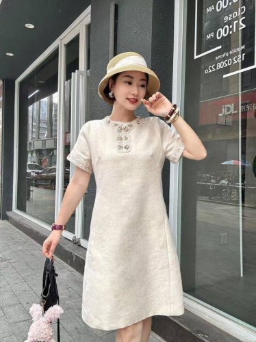 连衣裙 金丝亚麻小香风圆领刺绣奢华水钻连衣裙~ 亚麻+金属丝材质~透气不闷汗~领口纯手工钉珠~奢华高级裙身包容性好 显瘦不臃肿~尺码S~Xxl 面料 金线亚麻