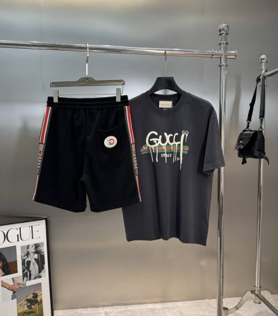 上衣 裤子 驴牌*25S新款夏季休闲五分短裤可搭配套装！男女同款！新款Logo织带搭配简单高级.经典红绿条点缀品牌形象.采用百分百天丝面料.柔软舒适感满满.原厂
