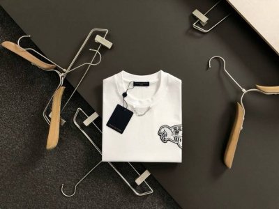L牌*合身版型M-Xxxl 25春夏顶级金属项链搭配立体贴布刺绣飞马经典短袖，精致工艺专柜面料，顶级元素融合打造，经典短袖3标齐全，潮男时尚，无论是上身舒适度还