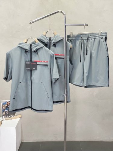 短袖 、马甲 、短裤 prada普拉达独家专供春夏新款专柜同款套装，透气舒适休闲！高级感满满！细节精致高档，做工无可挑剔！原版高端面料很显高级！面料柔软细腻舒适
