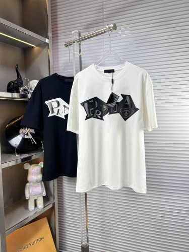 prad*普拉达 Ss25春夏新款短袖，顶级图案Logo，帅气时尚，简约百搭款。面料棉 不仅挺括，保持潮流的廓形，又穿着舒适，纱织更细腻 码数：M-Xxxl