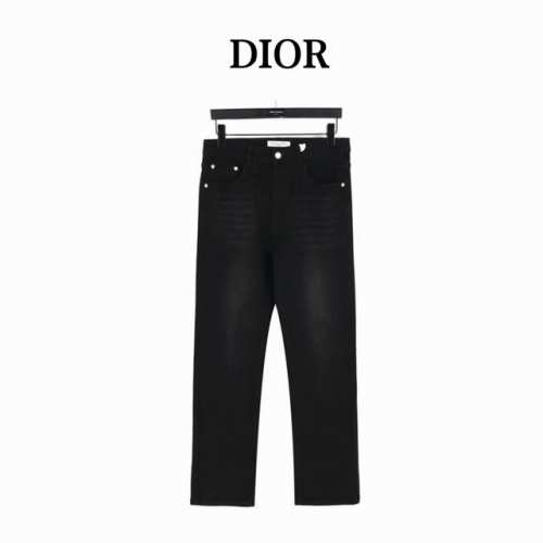 Dior 迪奥后袋老花牛仔长裤 今年为止做的最牛逼的牛仔裤，重度水洗工艺，暗藏玄机的细节非常多，这次主推的裤子无论是版型还是上身都太完美，比伯以及欧阳娜娜等众多
