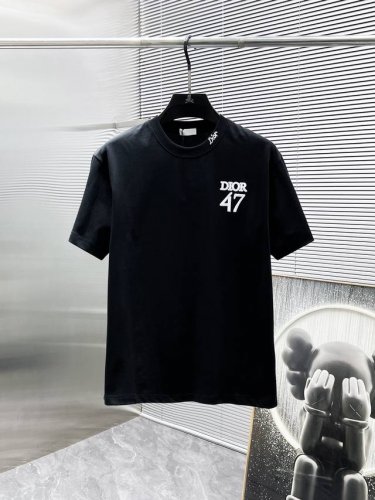 迪奥 Dior 2025新款 圆领 短袖 T恤 ，高端版本！专柜定制面料 透气舒适度高，细节无可挑剔，品牌元素设计理念，体现高品质。手感细腻柔软！呈现休闲裁剪，