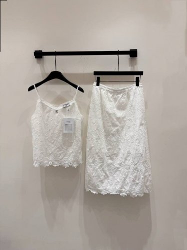 上新25Ss Chan*L法式田园风的春夏密码套装 #想穿出法式那味儿还真少不了这一件 精致钩编工艺 波边几何蕾丝刺绣提花小吊带半裙 经典不败的白色精致背心 方