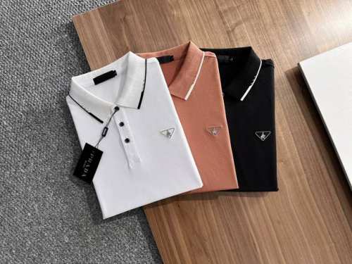 prada 普拉达 2025 夏季新款男士翻领polo衫 解锁意式优雅 领口设计是整件短袖的点睛之笔 简约线条勾勒出利落造型 标志性品牌Logo以精致的刺绣工艺