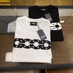新品 Brand... 2025春夏首发专柜最新款短袖圆领T恤 高端订制 设计前卫时尚！品牌Logo重工艺设计 高端定制丝光云朵棉面料.手感柔软.穿着舒适.专柜
