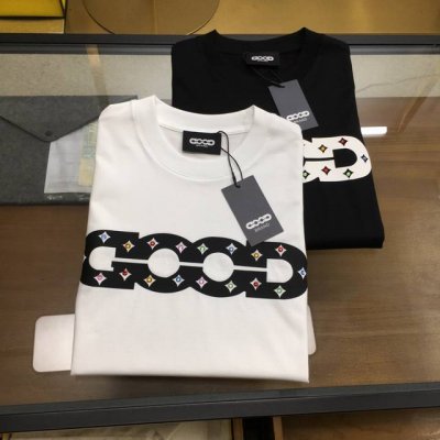 新品 Brand... 2025春夏首发专柜最新款短袖圆领T恤 高端订制 设计前卫时尚！品牌Logo重工艺设计 高端定制丝光云朵棉面料.手感柔软.穿着舒适.专柜