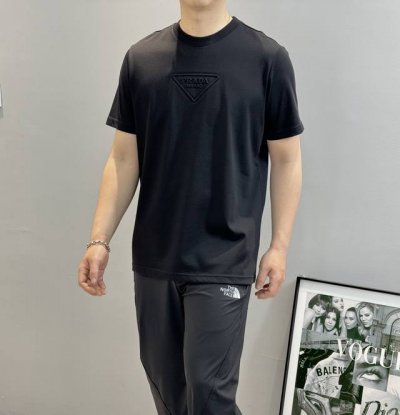 prad*A普拉*达25S新款圆领短袖.简约基础款！胸口凸起立体烫画是整个造型的亮点.对于p家经典三角演绎.优质240G高织棉制成.机织技术 相比于普通面料更加