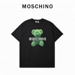 Moschino 绿色小熊短袖T恤 黑色纯棉面料，透气又舒适，夏天穿一点都不闷。胸前超吸睛的绿色小熊图案，搭配上标志性的Moschino字母，设计感满满，一眼就