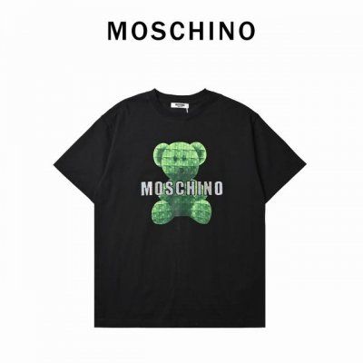 Moschino 绿色小熊短袖T恤 黑色纯棉面料，透气又舒适，夏天穿一点都不闷。胸前超吸睛的绿色小熊图案，搭配上标志性的Moschino字母，设计感满满，一眼就