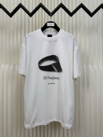 巴黎世家Balenciaga白墨直喷墨镜短袖 采用21支双纱精梳棉，面料定制1：1原版同色。面料成衣洗水后克重约300克，螺纹搭配1*1同缸双纱螺纹。 3D白墨
