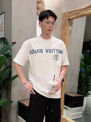 lv 2025春夏新款首发专柜最新款短袖圆领T恤 高端订制 设计前卫时尚！品牌Logo重工艺设计 高端定制丝光云朵棉面料.手感柔软.穿着舒适.专柜级别精致车线.