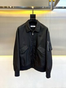 供 华伦天奴 Valentino Garavani Vlogo 华伦天奴-签名款飞行员夹克，男士飞行夹克，落肩膀设计，年轻和活力感一眼提现。有品位的男式棒球领夹