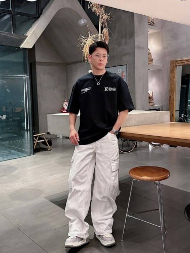 25Ss Lv pharrell Wiliams菲董携手 Nigo 联名系列圆领短袖T恤 选用330克双纱平织棉面料打造 螺纹针织领口 男女同款 码数 S-2X