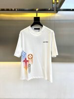 LV、2025春夏男士新款经典Logo压印圆领短袖T恤。进口100%纯棉面料，面料手感丝滑柔软，透气亲肤性极佳，着身无比的舒适，整体质感相当之高！衣身胸前标志性