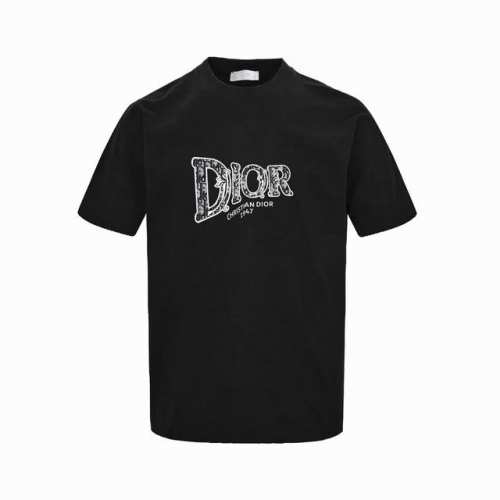 本地自取180 dior/迪奥 25Ss 老花字母压胶及刺绣短袖T恤 该T恤以品牌标志性的老花字母为设计亮点，采用压胶与刺绣相结合的工艺精心打造。老花字母图案不