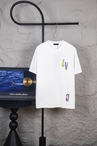 款号 M129 Louis Vuitton 路易威登 Nba联名最新款印花短袖T恤 lv Nba联名短袖工艺说明 此款采用60支双股长绒棉双纱入机240克平纹布
