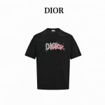 Dior 迪奥 24Ss 手绘涂鸦字母印花短袖 280克双纱面料，手感超级柔软舒适，结合休闲风范与现代风格。采用100%棉精心制作，此款前后幅的工艺采用了刷漆似