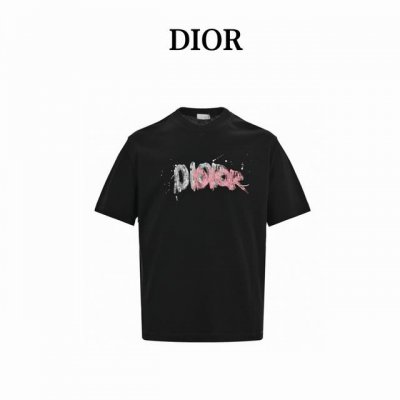 Dior 迪奥 24Ss 手绘涂鸦字母印花短袖 280克双纱面料，手感超级柔软舒适，结合休闲风范与现代风格。采用100%棉精心制作，此款前后幅的工艺采用了刷漆似