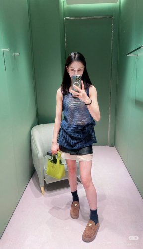 prar*25Ss春夏新款 网格镂空两件装裙 原版开发！高版出品！藏蓝色调主色搭配杏色内搭与春日温柔融合。精致纹理彰显匠心，简约设计展露随性洒脱。无论是漫步街头