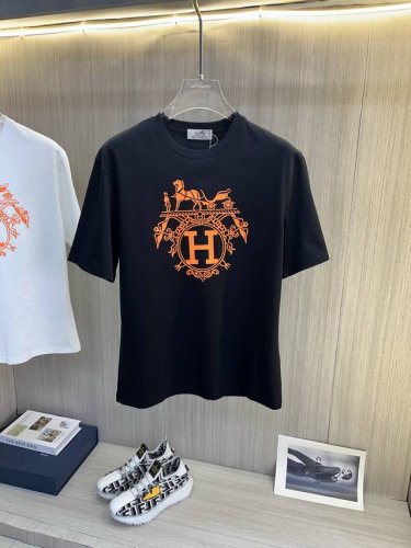 Hermes爱马仕 2025Ss春夏最新款短袖T恤出货啦 2025新款T恤 高版本专用面料 高克重纯棉丝光面料 上身舒适不失挺阔 针脚刺绣工艺 数字印花 植绒工