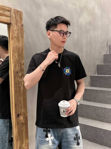 lv 高定面料 玉蚕丝般的丝滑 2025春夏新品上市时尚经典圆领短袖时尚单品设计，更加时尚舒适，高标准定制，上身非常有型，人工手绘工艺 客供辅料，客供进口高档面
