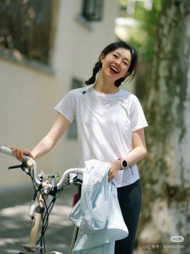 模特图# Descente迪桑特综训运动健身女士透气排汗弹性短袖T恤夏季 独家爆款 这款针对中高强度综合训练与运动项目设计的短袖针织衫。采用专柜经典针织面料制作