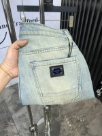 d&G。2025春夏高级时装感，超柔牛仔面料 , 浅色洗水牛仔裤。 面料很特殊，超细精仿棉纱混纺，超柔舒适感。 具备牛仔随性感 ,休闲感 ,6亦有轻松感 ,时尚