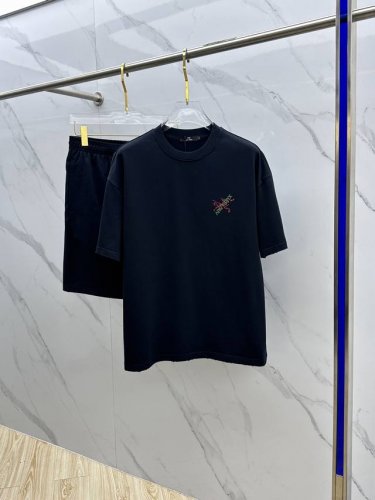 arc‘Teryx*始祖鸟 2025春夏最新款套装，男女款 贸易公司渠道稀出，同步官网发售！基本每一季都会有它的背影所在，期待着所有潮男潮女们的演绎！此款选用客